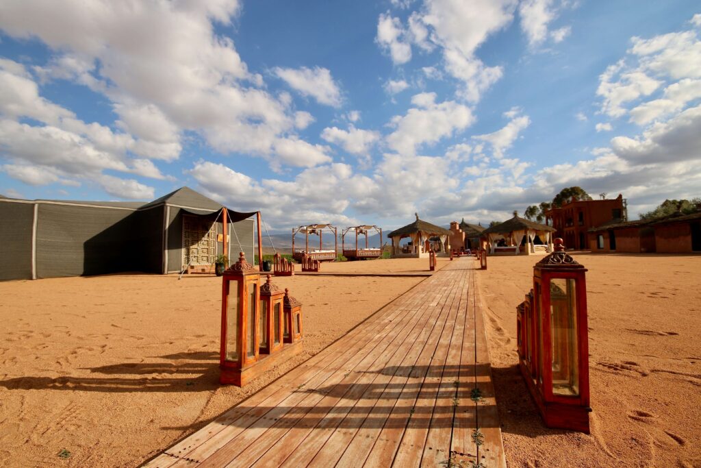 A wooden path leads through the highly-rated Kalyptus Luxury Camp in Agafay